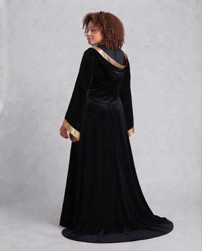 Women Elegant Gown-Dress in Medieval Style Fashion Glam