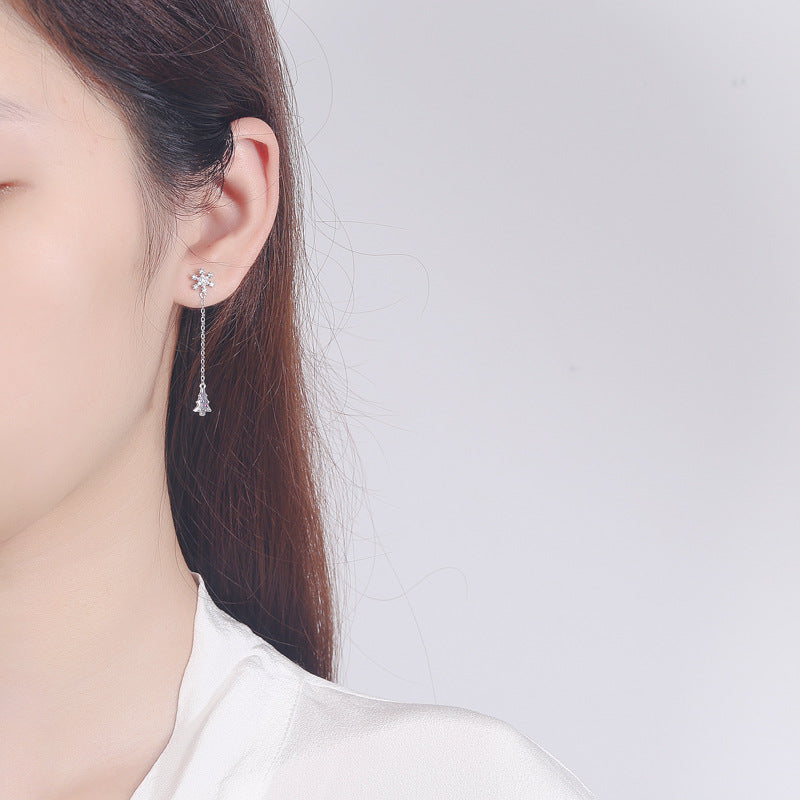 Women’s earrings with sparkling snowflake pendant and chain embellishment Fashion Glam