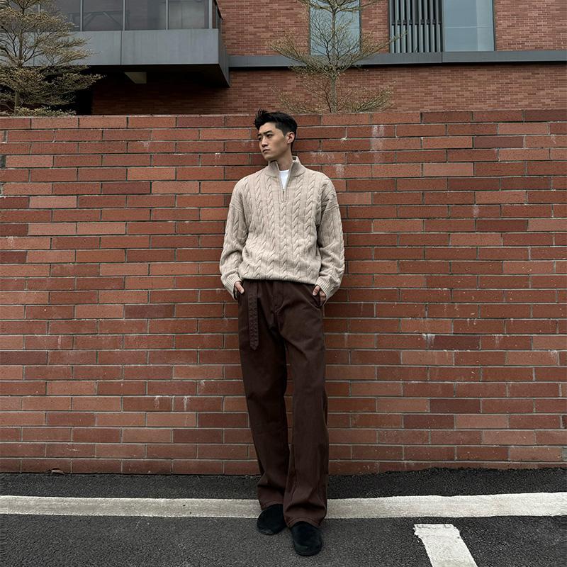 Men's knit sweater with cable pattern and zipper