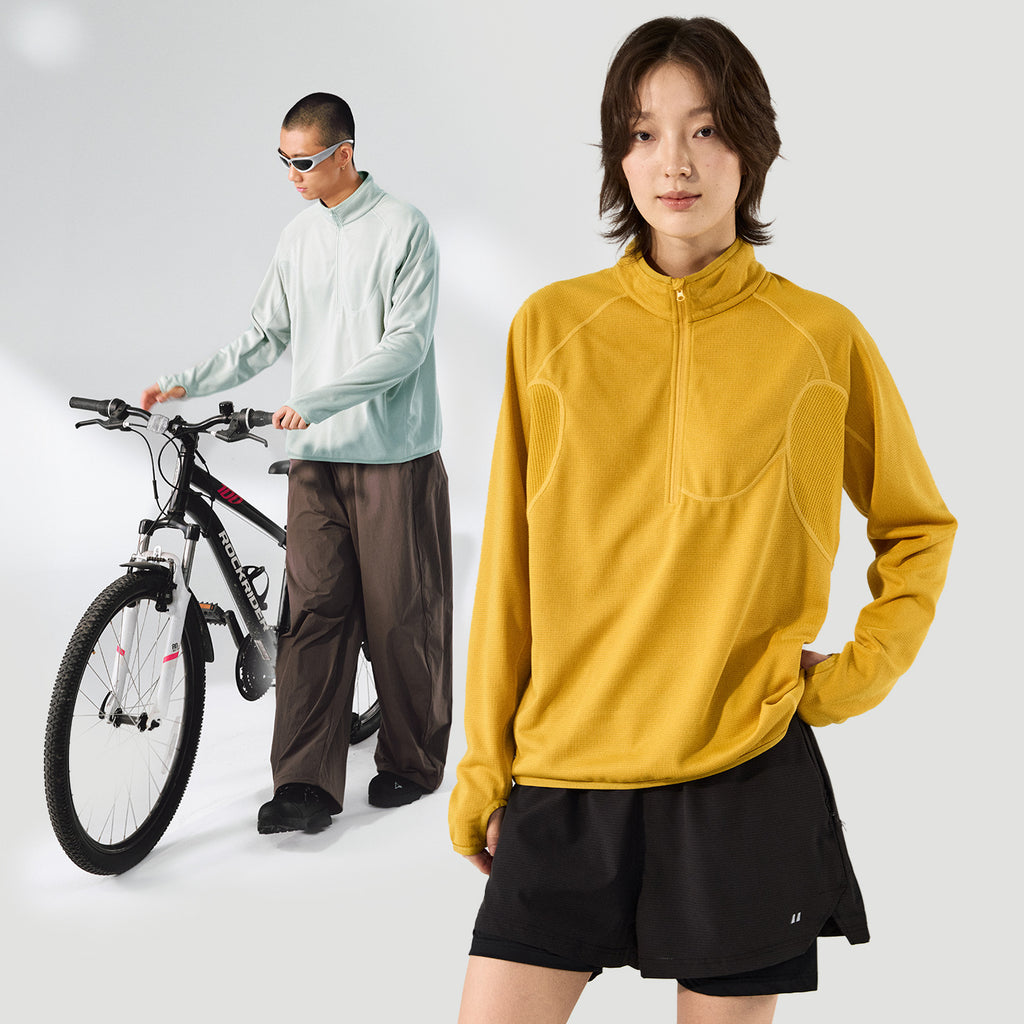 Light men's sweatshirt with half zipper