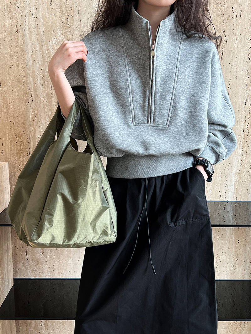 Sporty top with zipper
