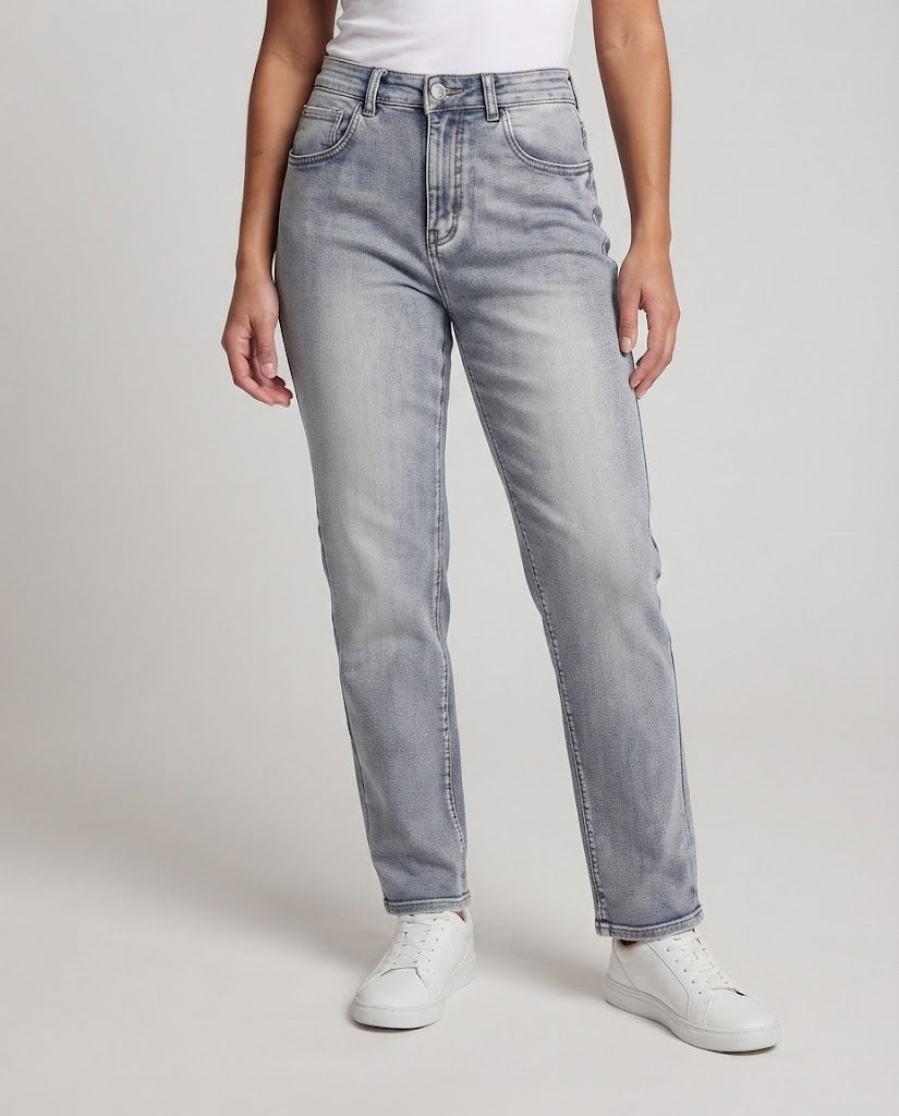 Women's Straight Cut High-Waist Denim Jeans with Soft Used Wash Fashion Glam
