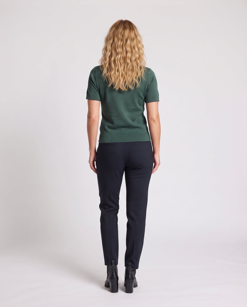 Women's Short-Sleeved Fine Knit Top with Round Neckline and Fine Ribbed Hem Fashion Glam