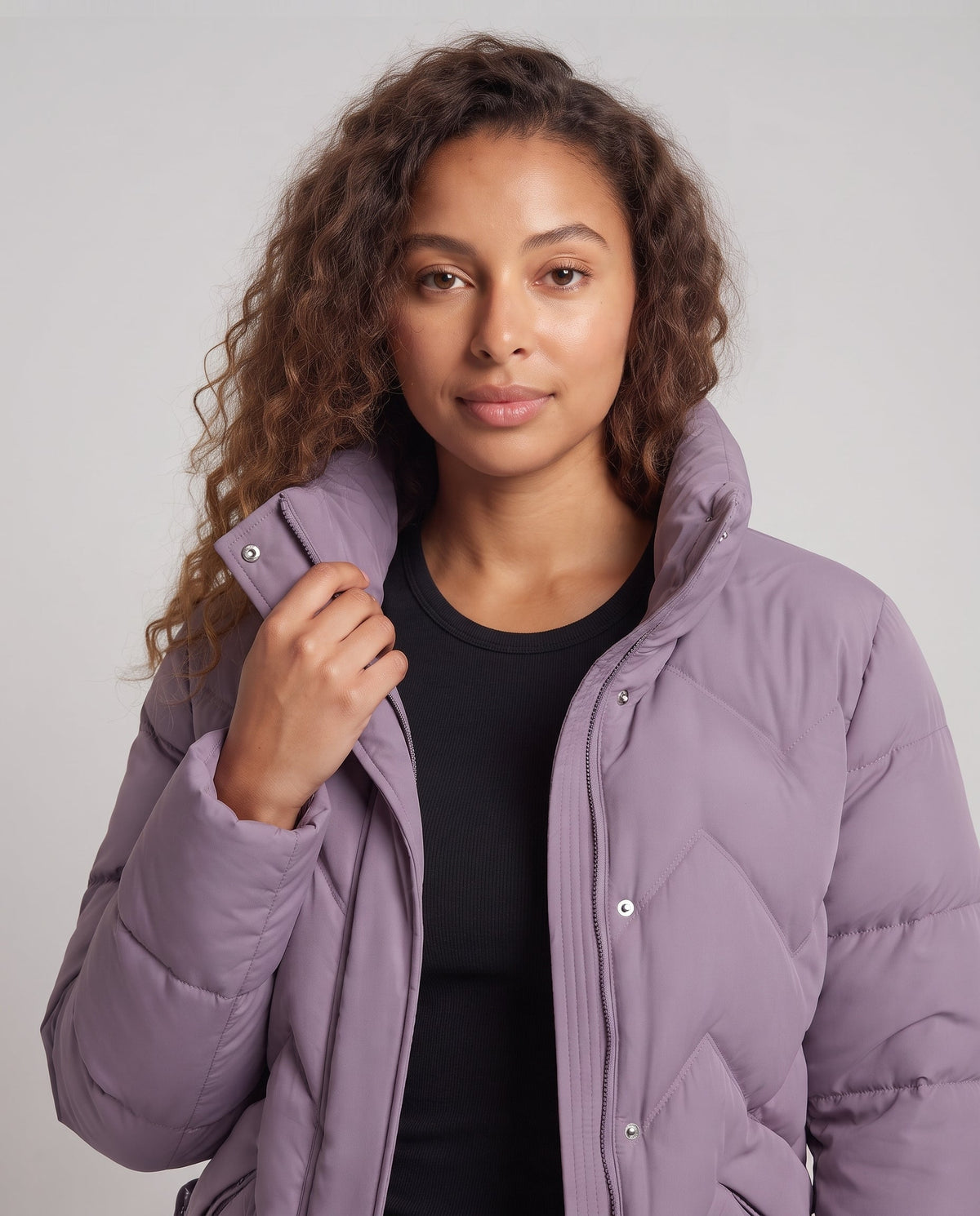 Women's short quilted jacket in chevron pattern with high stand-up collar and waist drawstring Fashion Glam