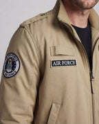 Herren Gefütterte Bomberjacke im Military‑Look mit Teddyfutter, Stehkragen & Abzeichen Fashion Glam