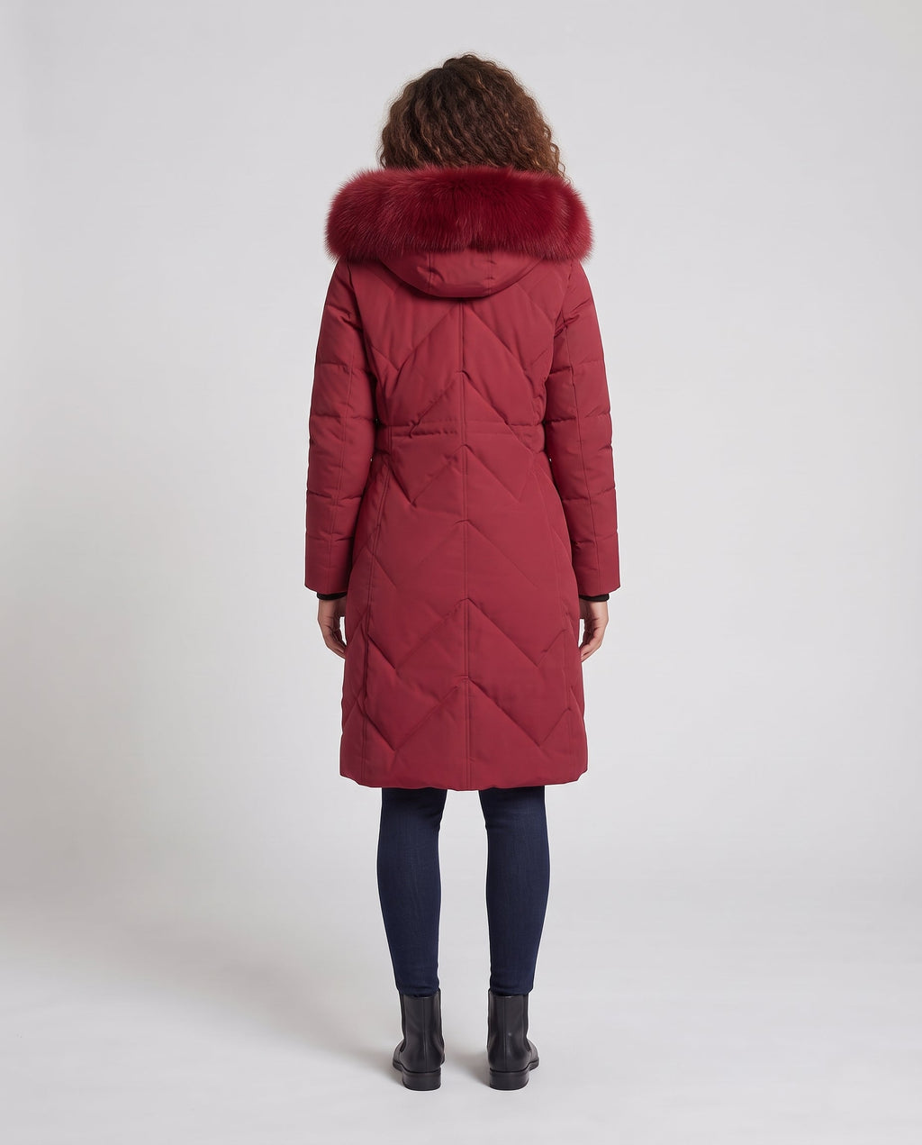 Women's quilted long coat with voluminous faux fur collar and fitted cut Fashion Glam