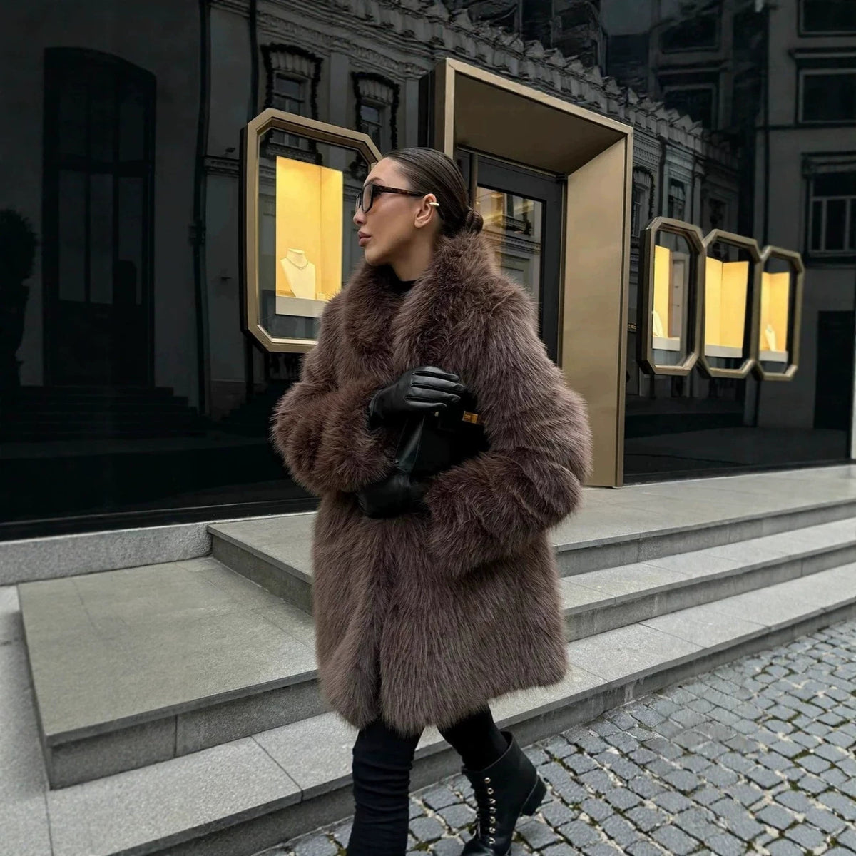 Women's short coat made of long-fiber shaggy faux fur with extra voluminous shawl collar Fashion Glam