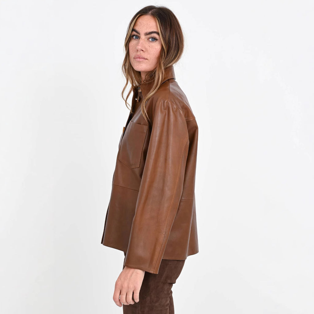 Women's short jacket made of faux leather in shirt jacket style with applied breast pocket Fashion Glam