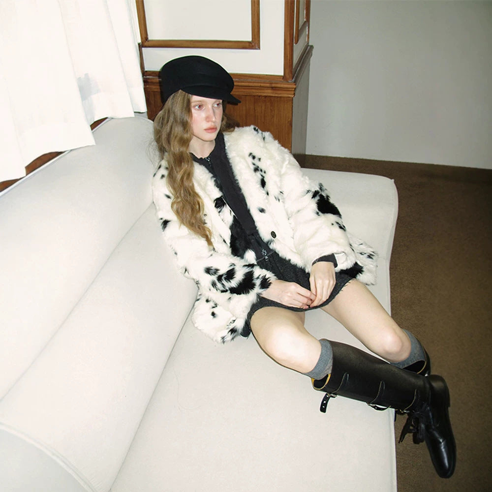 Women's Boxy Short Coat made of Dotted Faux Fur with Two-Button Closure Fashion Glam