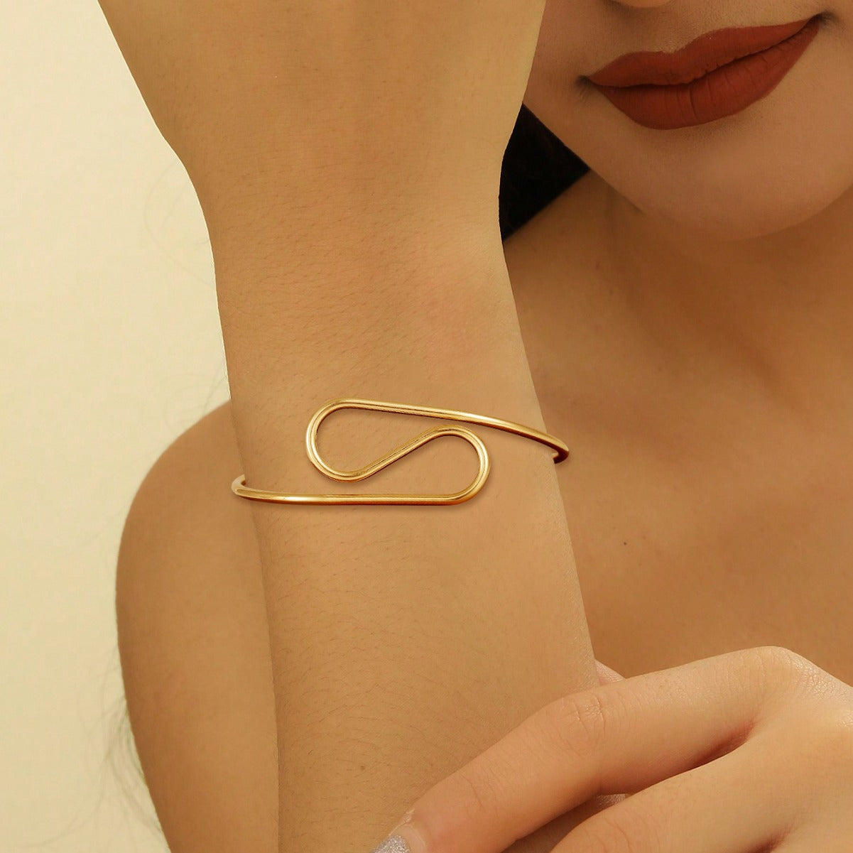 Women's cuff in modern wave pattern Fashion Glam