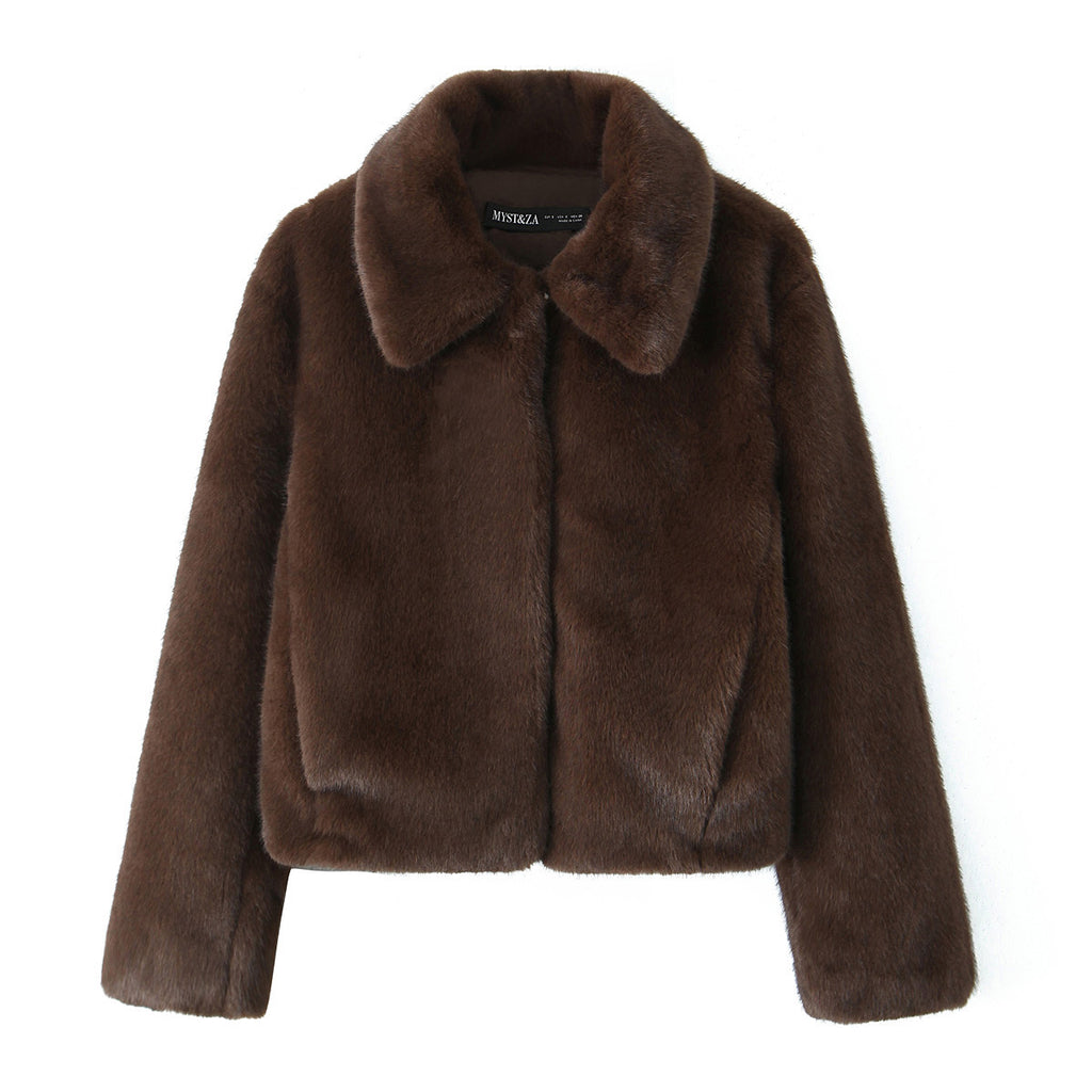 Women’s short jacket made of luxurious faux fur with a classic shirt collar Fashion Glam