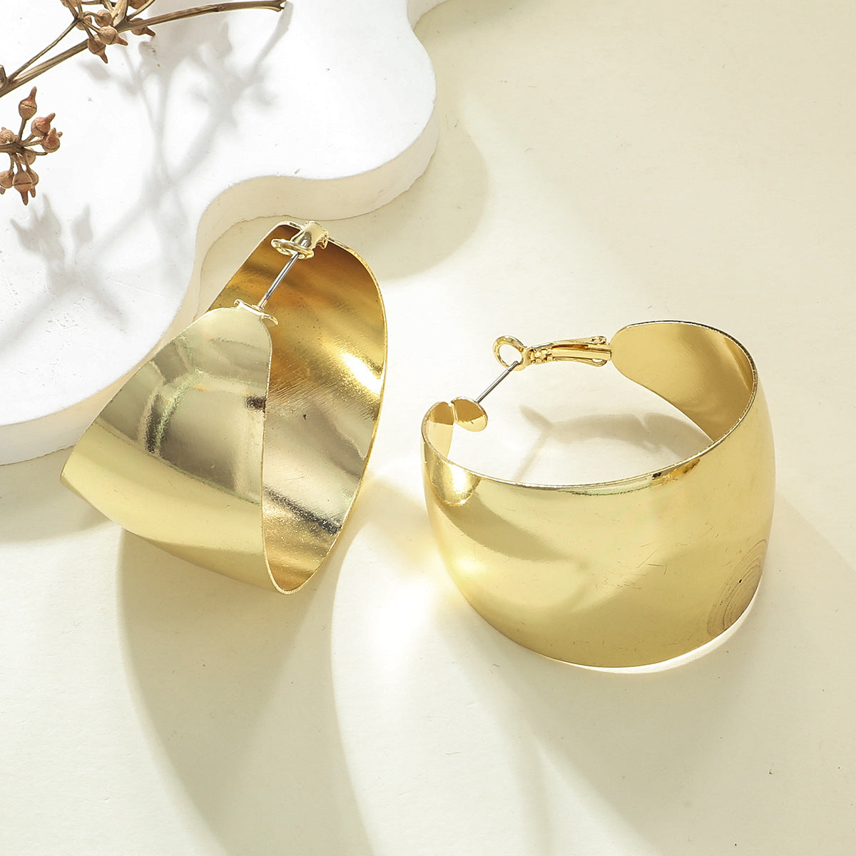Women's Hanging Earrings in Elegant Wave Pattern Fashion Glam