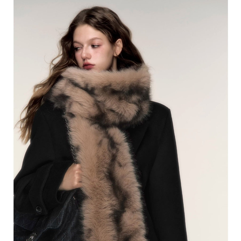 Women's luxurious long faux fur stole with patterned look and voluminous texture Fashion Glam