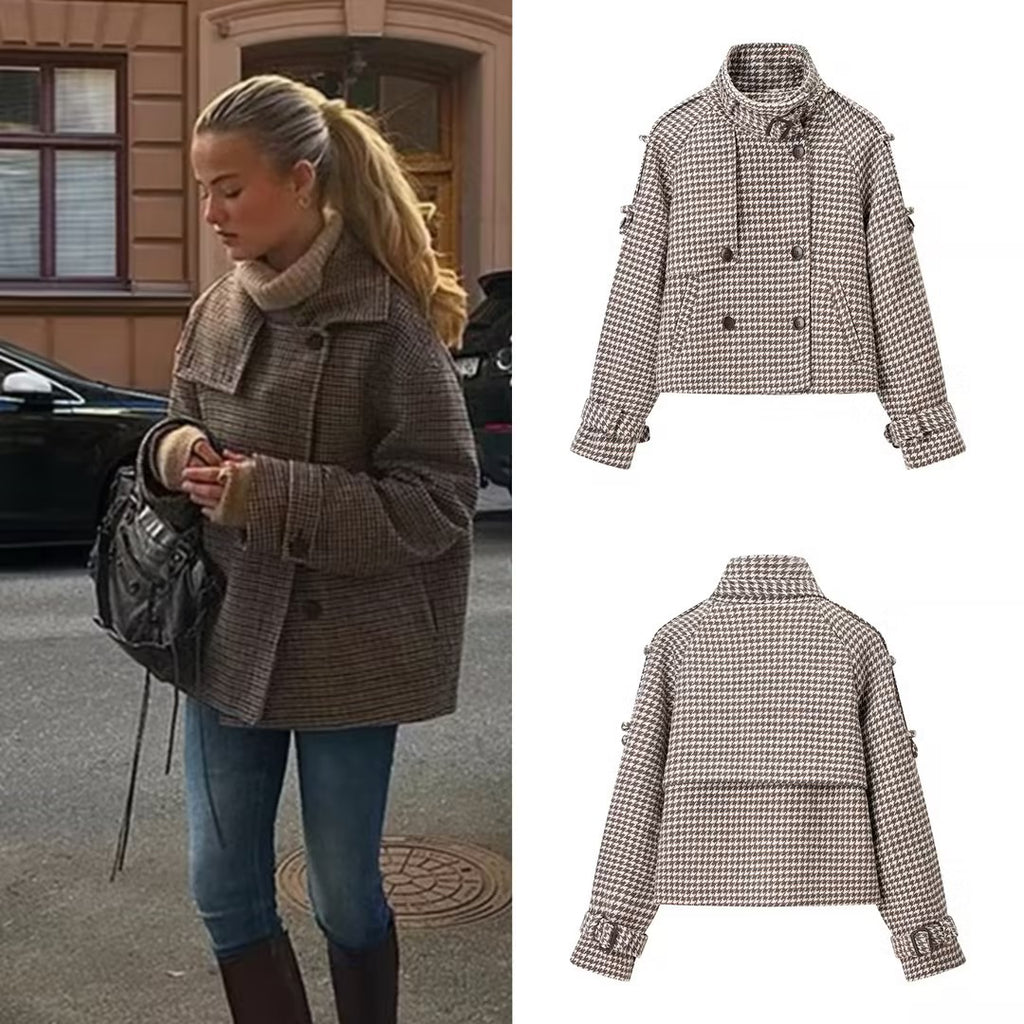 Ladies short jacket in houndstooth with stand-up collar, double-breasted and waist details Fashion Glam