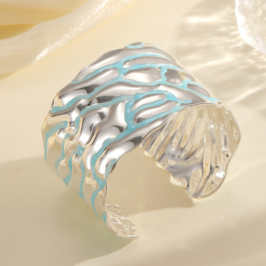 Women Open Bangle with Artistic Wave Pattern Fashion Glam