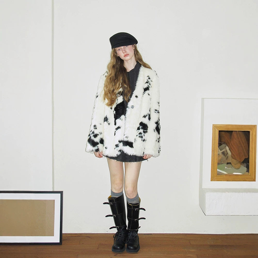 Women's Boxy Short Coat made of Dotted Faux Fur with Two-Button Closure Fashion Glam