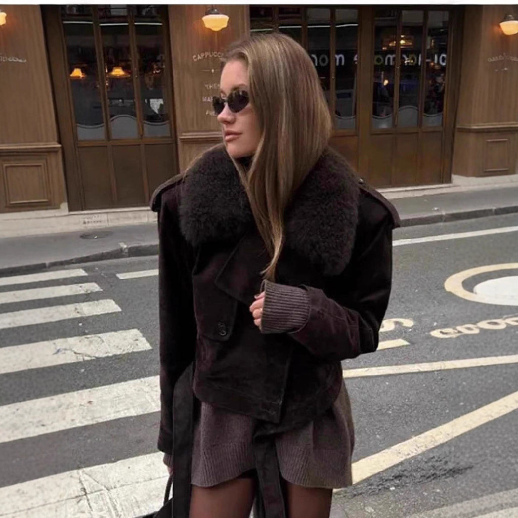 Ladies short-cut aviator jacket made of lambswool imitation with oversized fur collar and boxy silhouette Fashion Glam