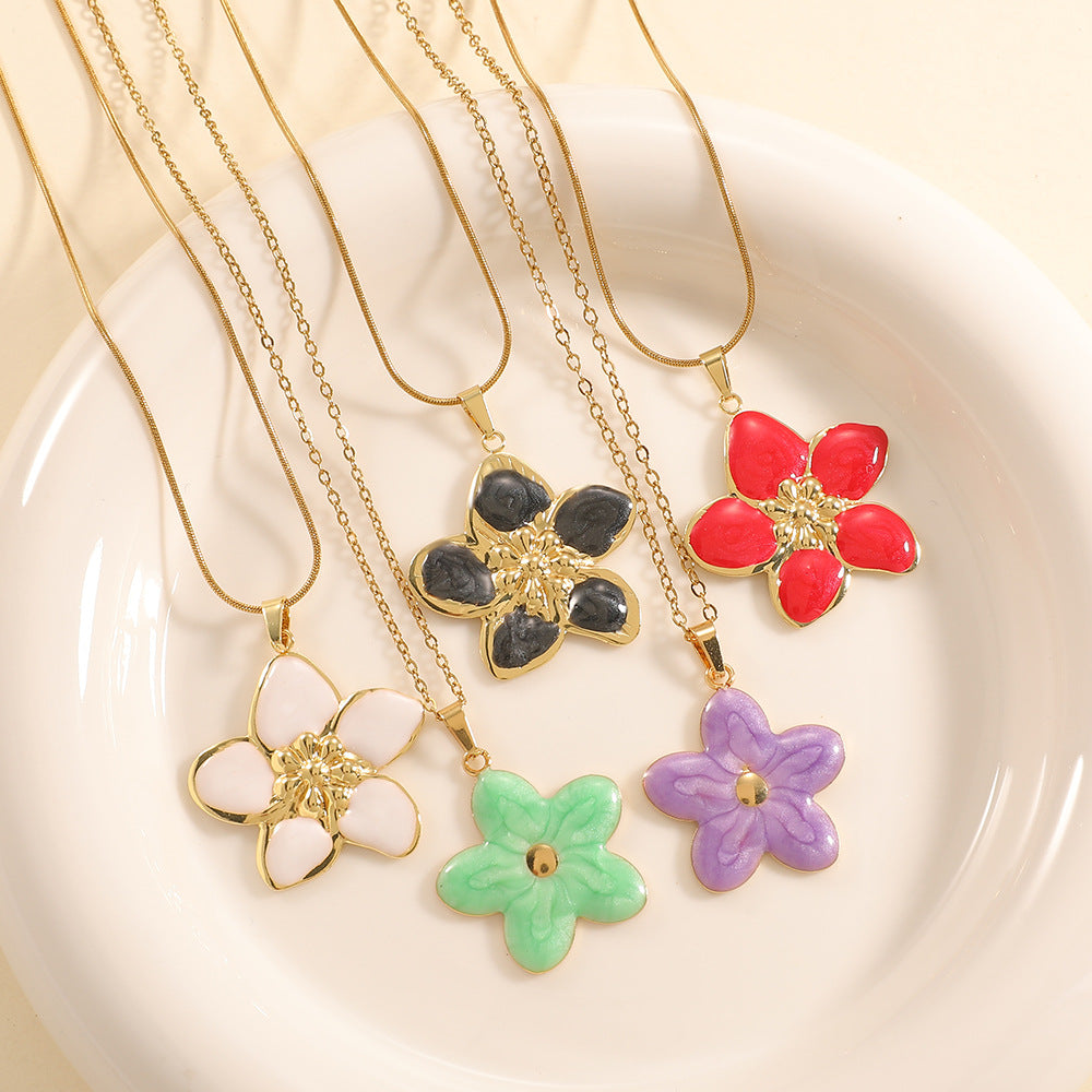 Women’s necklace with elaborately designed flower pendant Fashion Glam