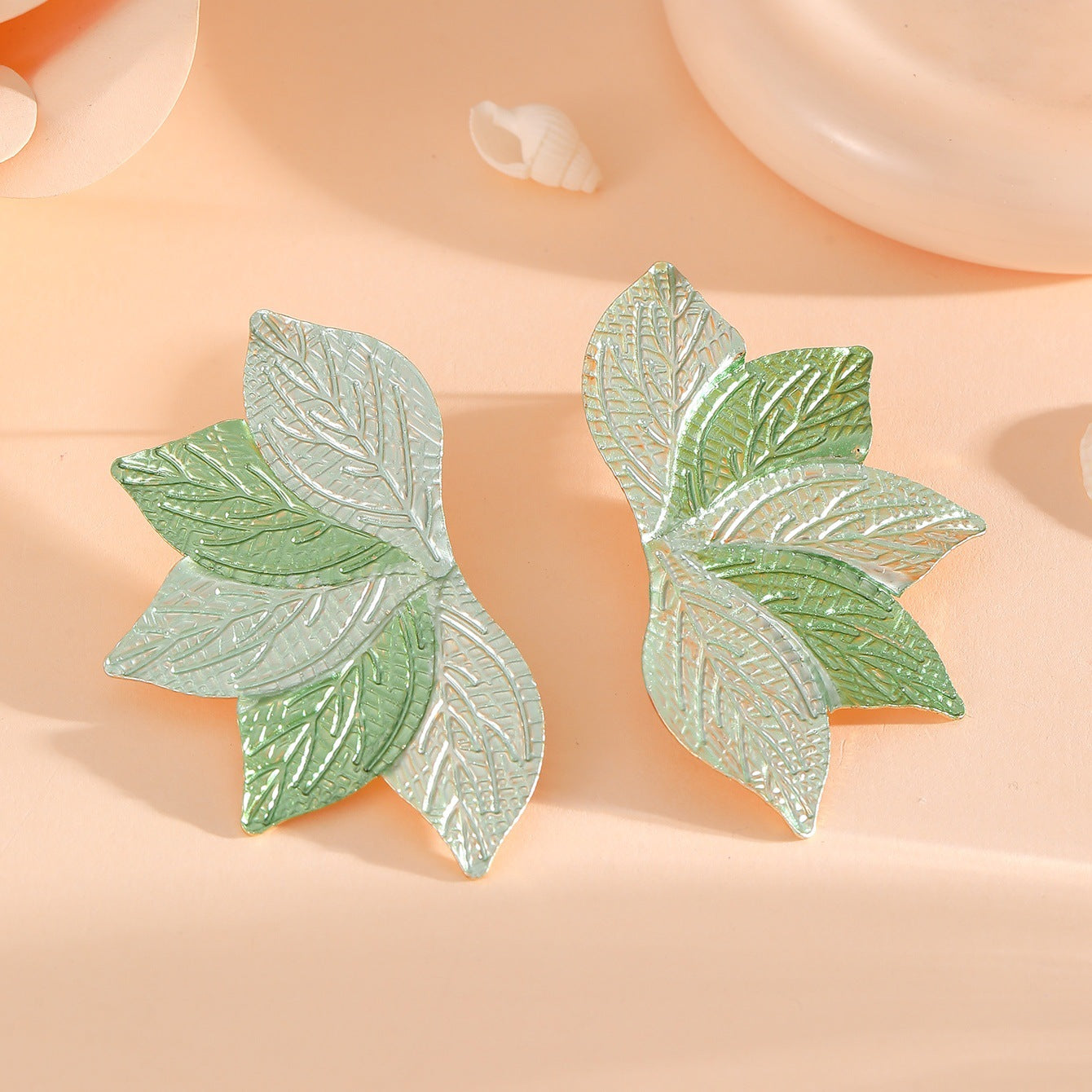 Women’s hair accessory with elaborate leaf design Fashion Glam