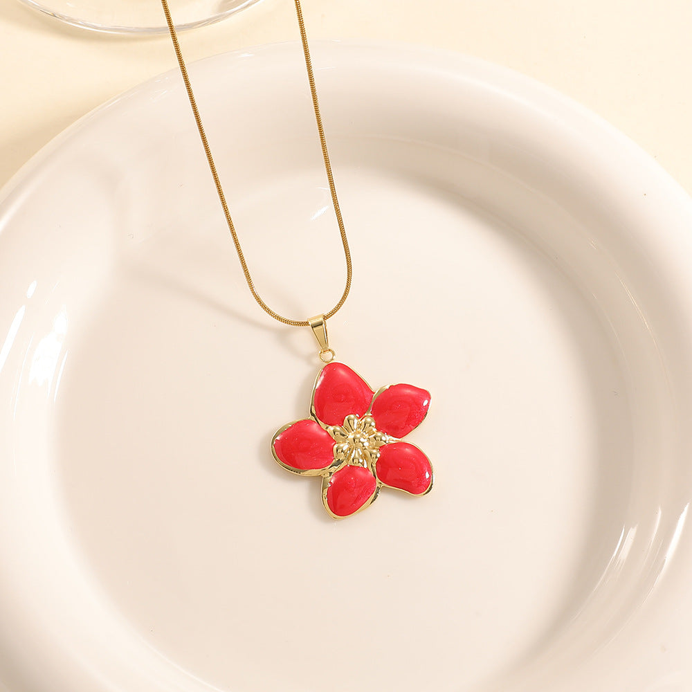 Women’s necklace with elaborately designed flower pendant Fashion Glam