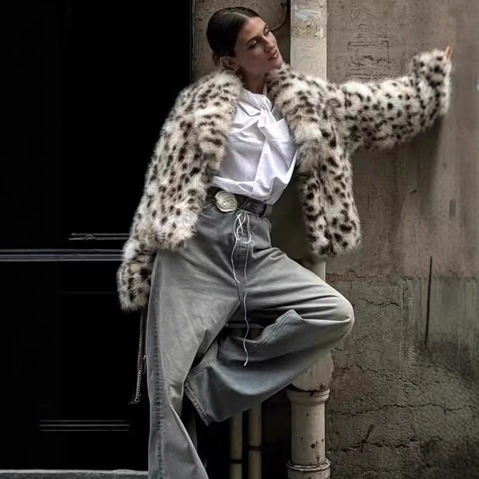 Women's short jacket made of synthetic fur in Dalmatian look with boxy silhouette and wide shawl collar Fashion Glam
