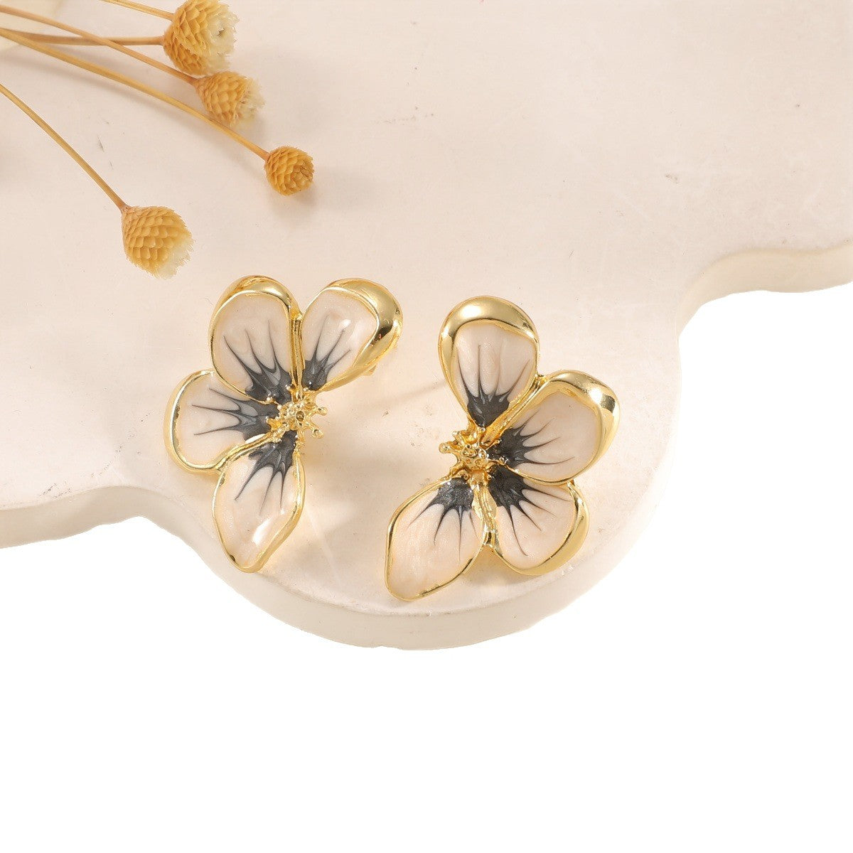 Women's ear clips in elegant floral design with a glossy coating Fashion Glam