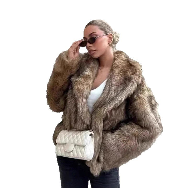 Women's short-cut voluminous faux fur jacket with oversized shawl collar Fashion Glam