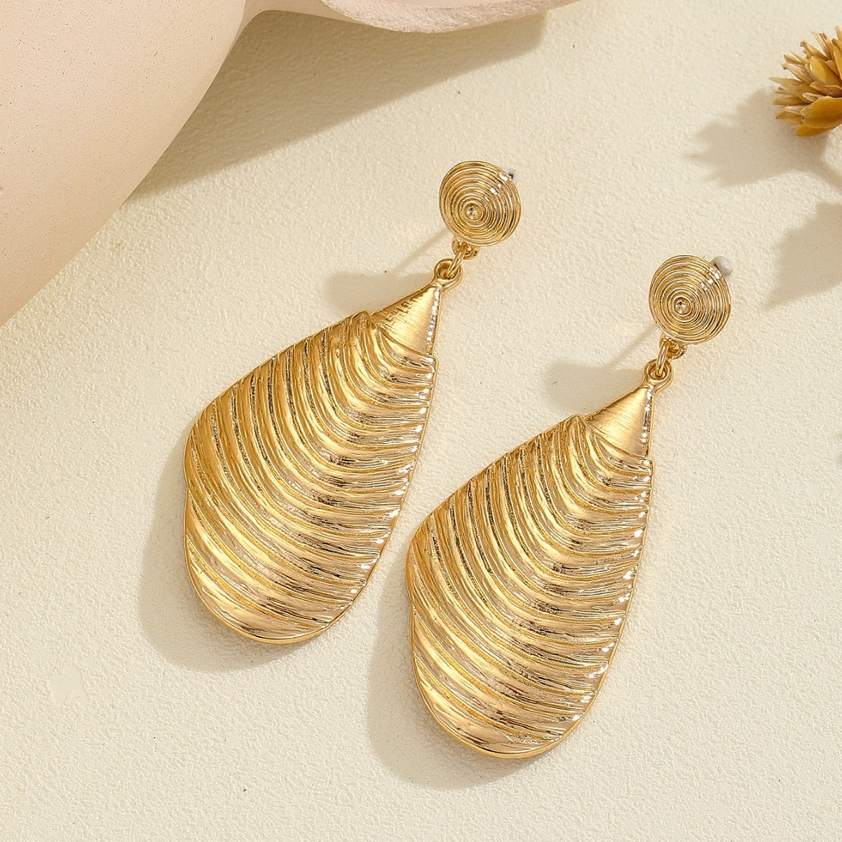 Ladies Elegant Earrings made of high-quality, textured metal Fashion Glam