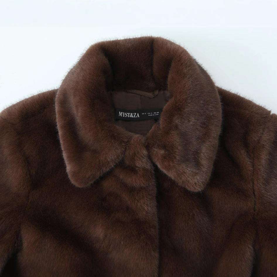 Women’s short jacket made of luxurious faux fur with a classic shirt collar Fashion Glam