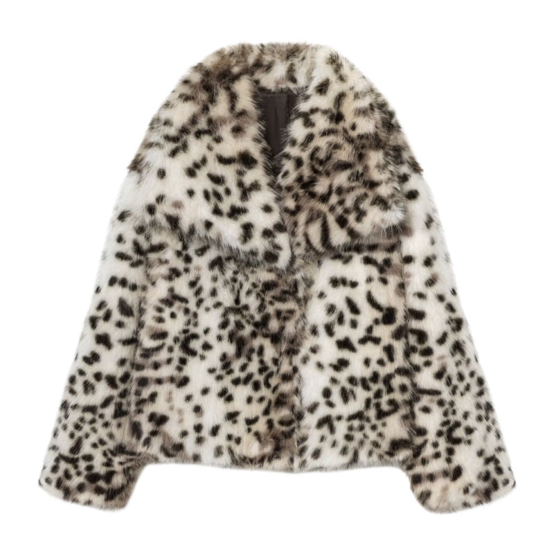 Women's short jacket made of faux fur in snow leopard print with wide lapels Fashion Glam