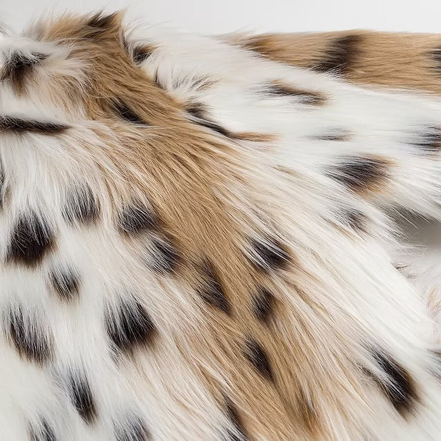Women's short coat made of faux fur in spotted design with high collar Fashion Glam