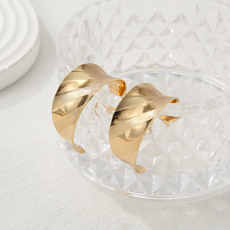 Women's bangles made of high-quality metal with an elegant wave pattern Fashion Glam