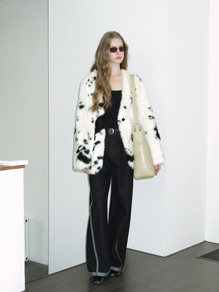 Women's Boxy Short Coat made of Dotted Faux Fur with Two-Button Closure Fashion Glam