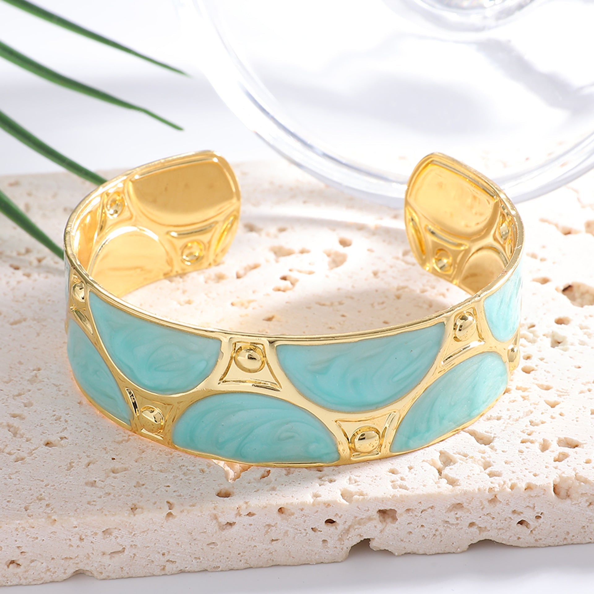 Women's cuff bracelet with artistic design Fashion Glam