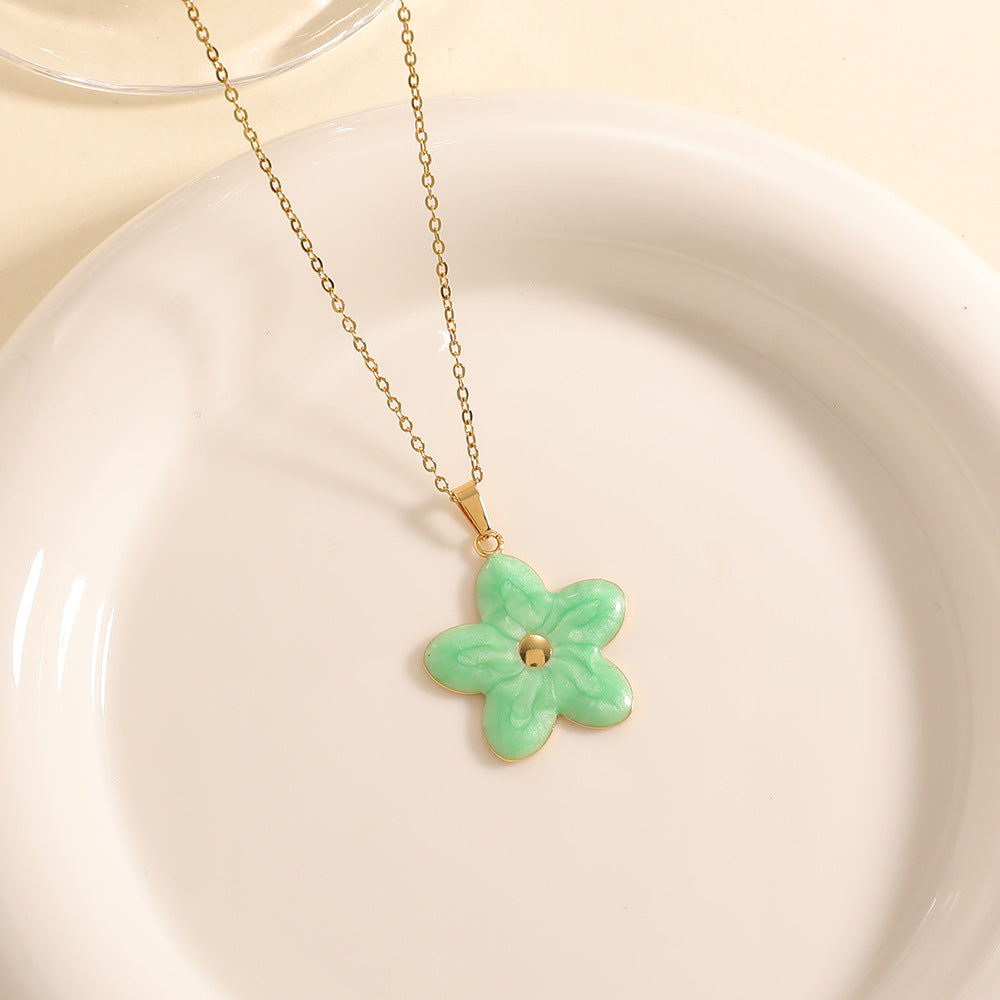 Women’s necklace with elaborately designed flower pendant Fashion Glam