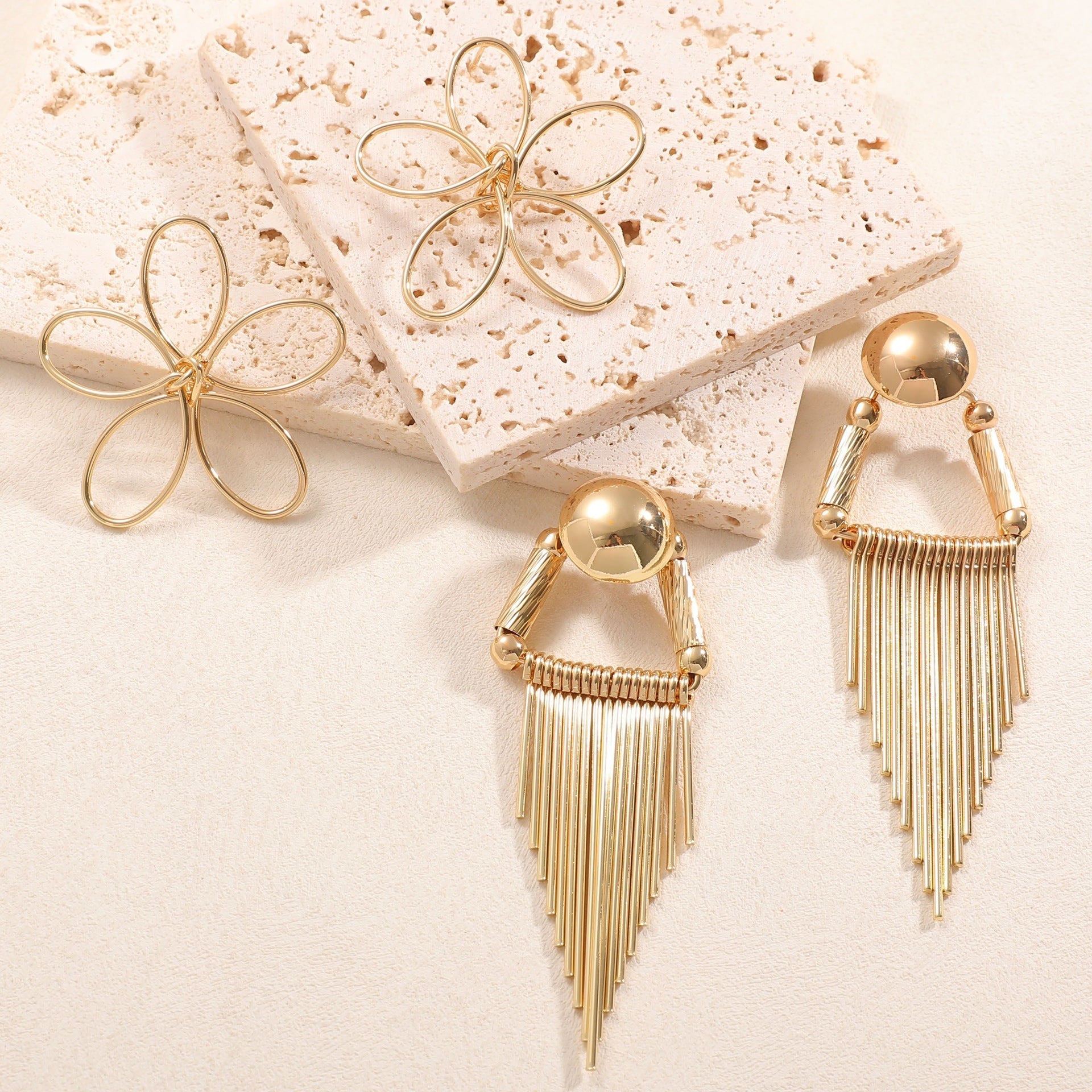 Ladies Hanging Earrings in Artistic Flower Design Fashion Glam