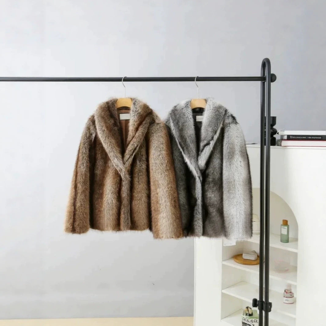 Women's short coat made of voluminous faux fur with wide shawl collar Fashion Glam