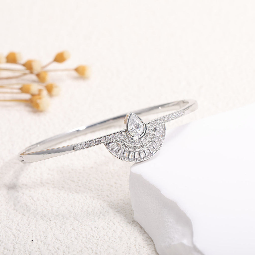 Women's bangle with elegant infinity pattern and sparkling zirconia Fashion Glam