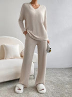 Women's Ribbed Relax Set made of Fine Knit with V-Neck and Loose Comfort Pants Fashion Glam