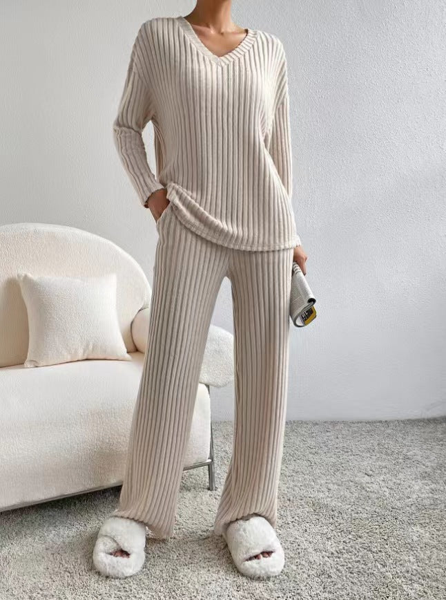 Women's Ribbed Relax Set made of Fine Knit with V-Neck and Loose Comfort Pants Fashion Glam