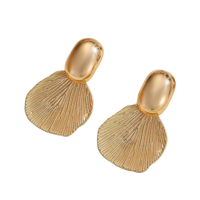 Ladies Hanging Earrings with Luxurious Leaf Design Fashion Glam