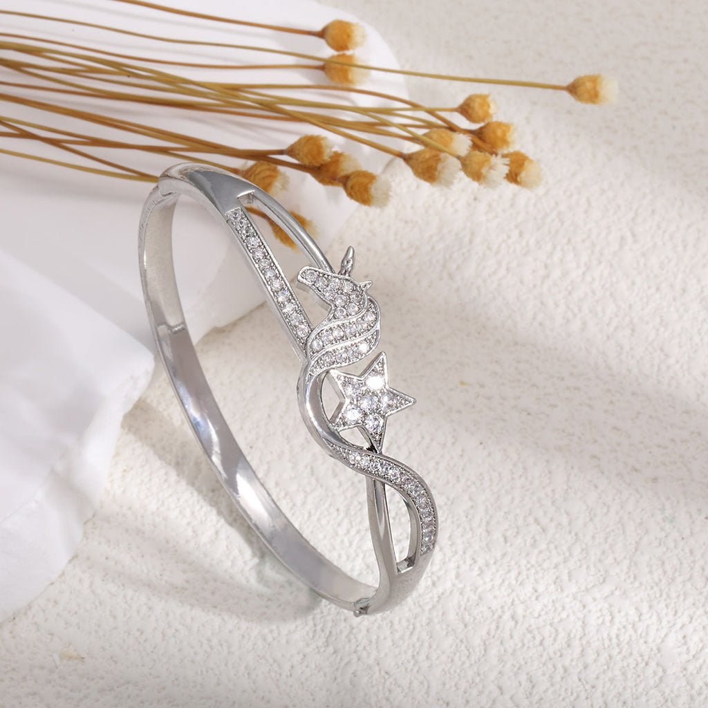 Women's bangle with elegant infinity pattern and sparkling zirconia Fashion Glam