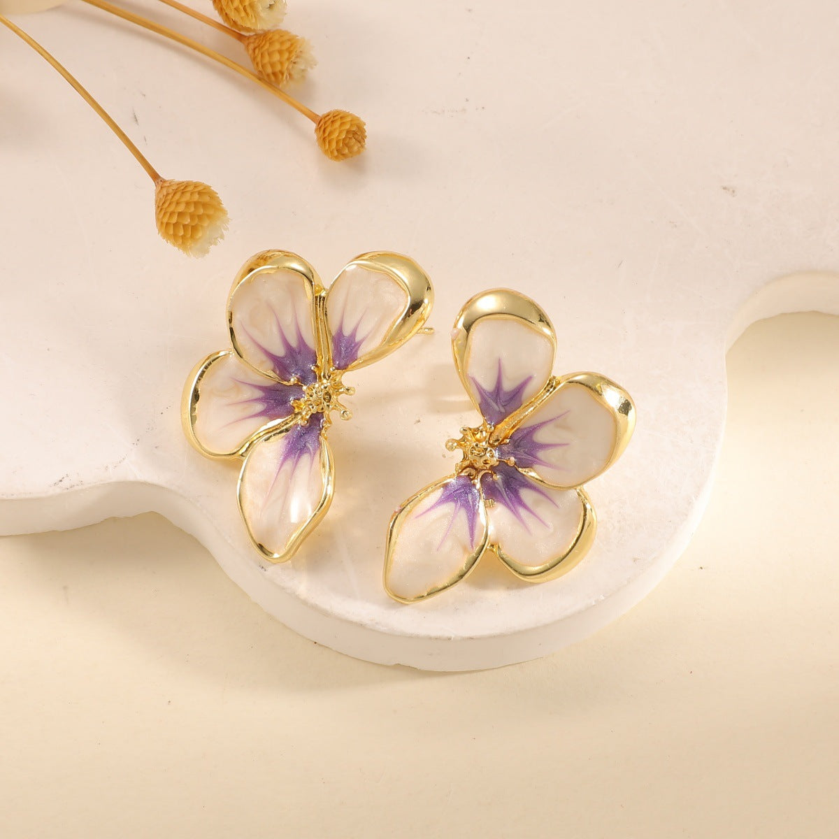Women's ear clips in elegant floral design with a glossy coating Fashion Glam