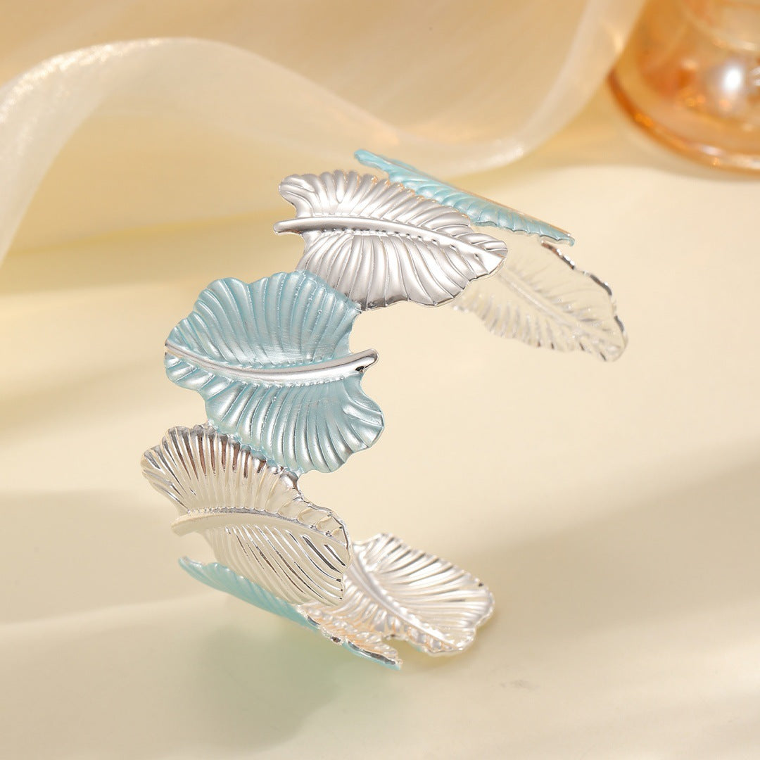 Women’s bracelet with elaborate leaf design Fashion Glam