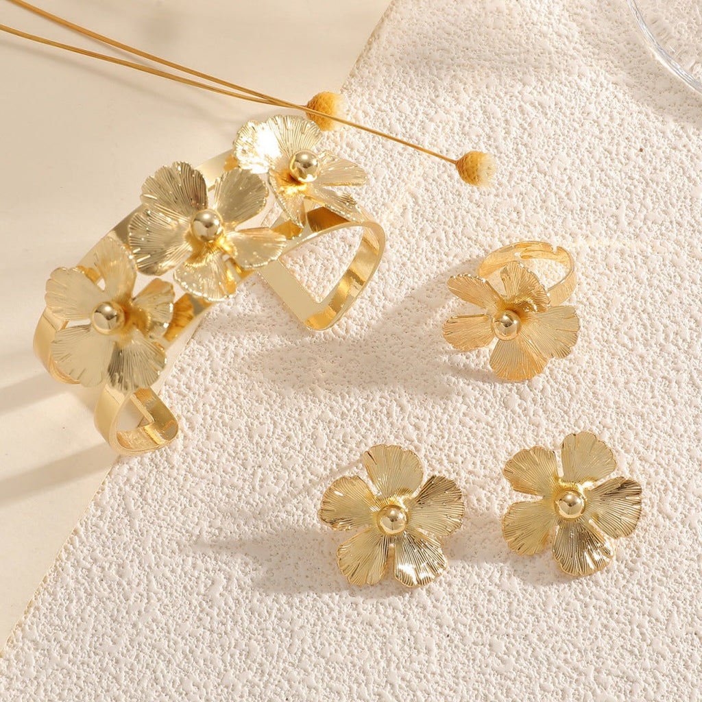 Women's wrist jewelry with floral design and high-quality surface finishing Fashion Glam