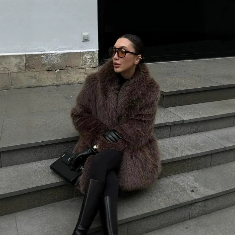 Women's short coat made of long-fiber shaggy faux fur with extra voluminous shawl collar Fashion Glam