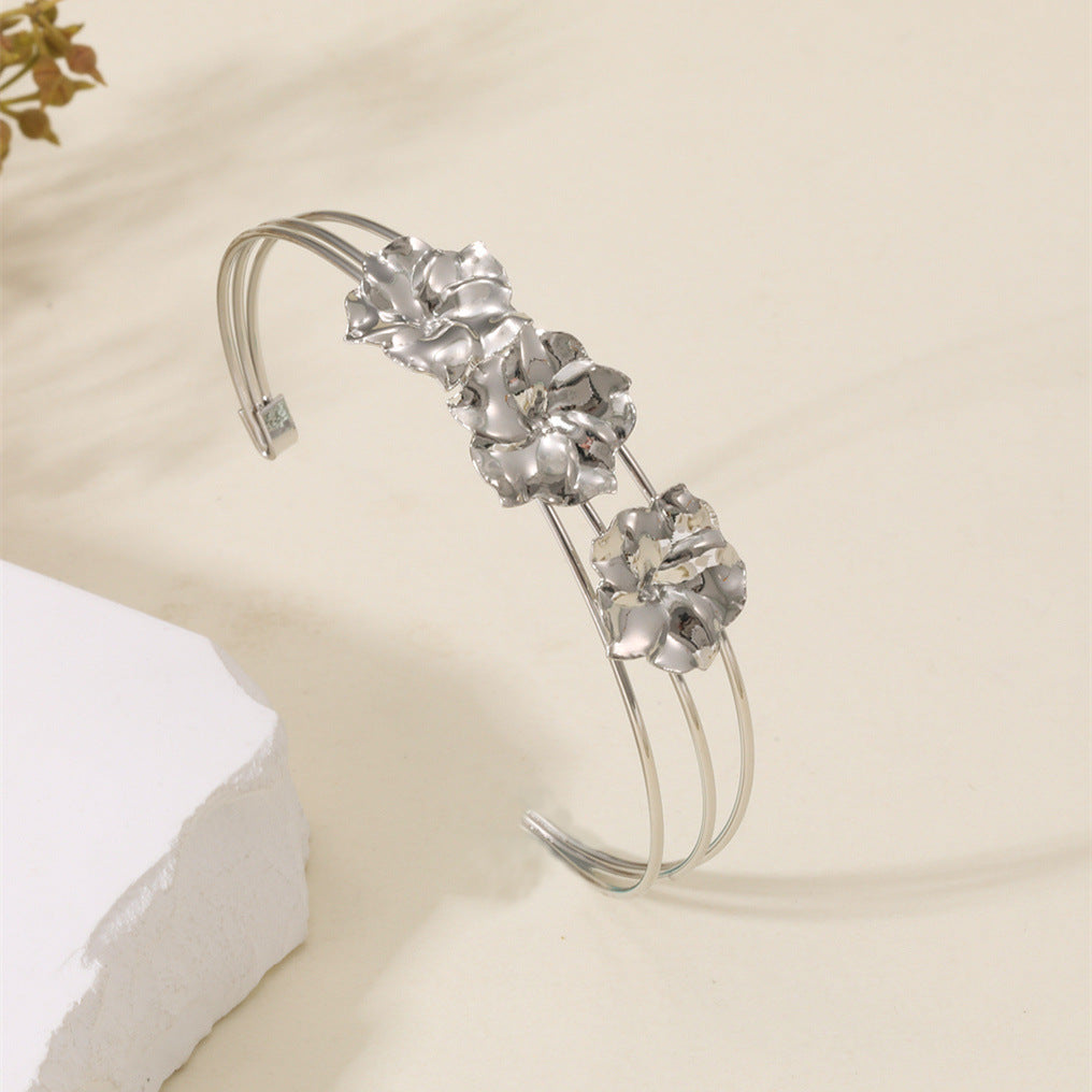 Women's cuff bracelet with artistic leaf motif Fashion Glam