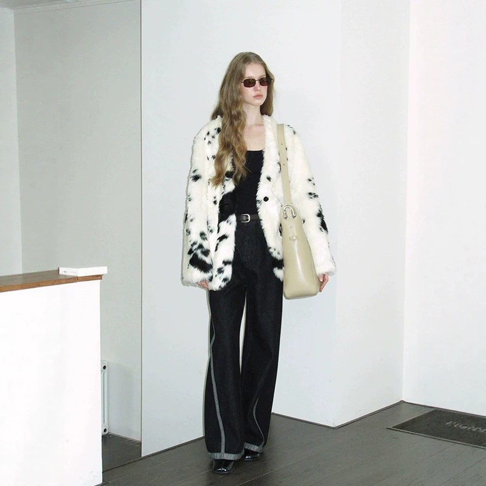 Women's Boxy Short Coat made of Dotted Faux Fur with Two-Button Closure Fashion Glam