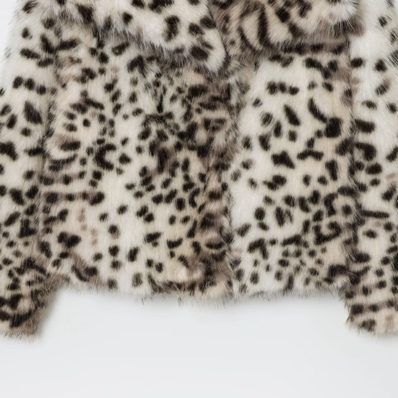 Women's short jacket made of faux fur in snow leopard print with wide lapels Fashion Glam