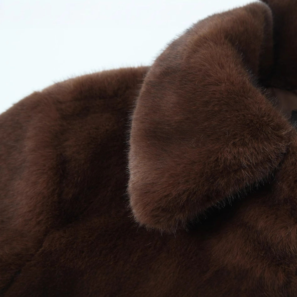 Women’s short jacket made of luxurious faux fur with a classic shirt collar Fashion Glam